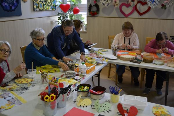 Pracownicy podczas zajęć manualnych z mieszkańcami z DPS w Sopocie.