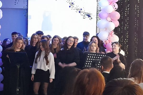 Występująca młodzież na scenie klasy.