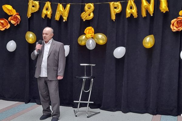 Mieszkaniec śpiewa na holu domu podczas uroczystości.