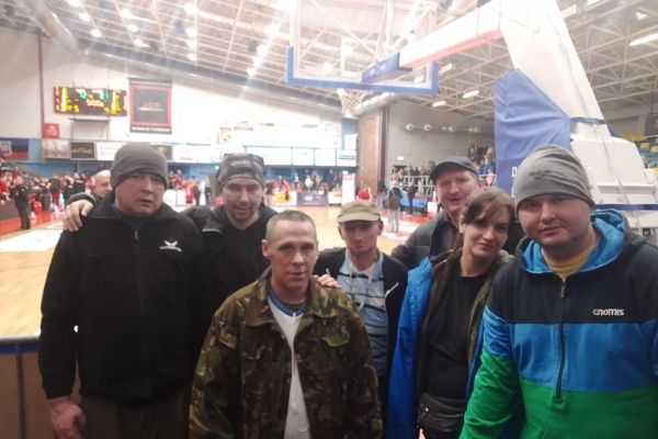 Mieszkańcy stoją na hali Gryfia w tle widać Boisko halowe.