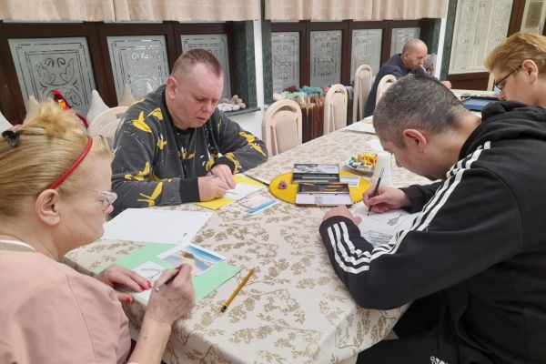 Mieszkańcy rysyją pracę na konkurs.