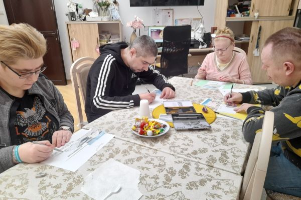 Mieszkańcy rysyją pracę na konkurs.