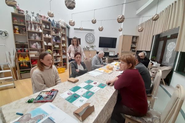 Pracownicy i mieszkańcy podczas wykładu o demencji z Pania Hanią.