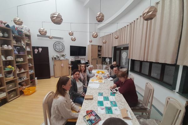 Pracownicy i mieszkańcy podczas wykładu o demencji z Pania Hanią.