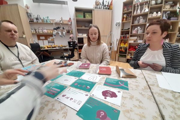 Pracownicy i mieszkańcy podczas wykładu o demencji z Pania Hanią.