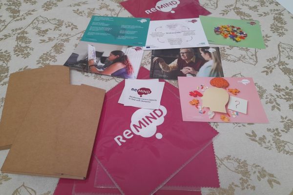 Materiały dydaktyczne na stole.