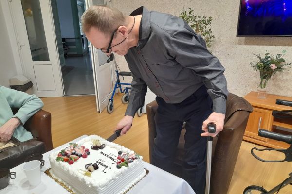 Solenizant kroi tort.