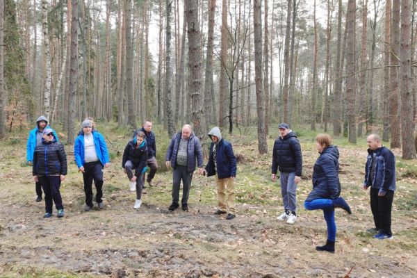 Mieszkańcy ćwiczą w lesie.