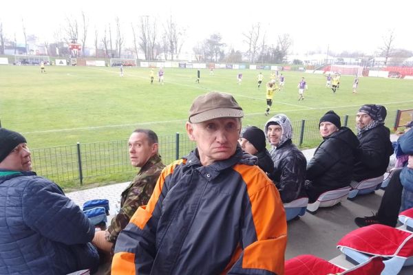 Mieszkańcy siedzą na widowni na meczu piłki nożnej.