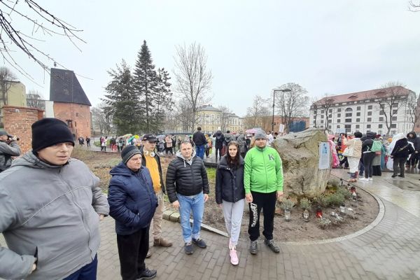 Mieszkańcy na bulwarach w Słupsku podczas pochodu osób z zespołem downa.