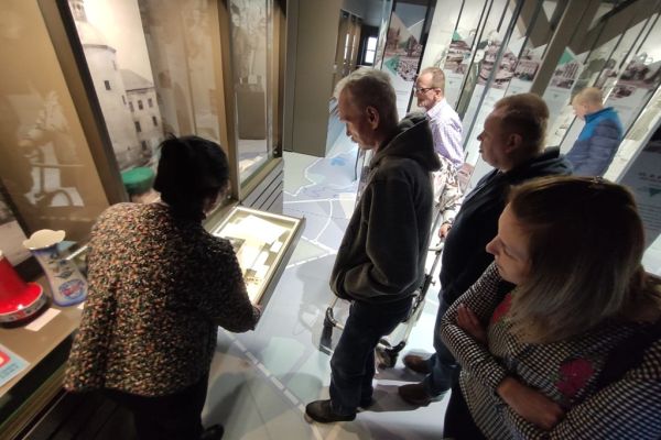 Mieszkańcy oglądają muzeum.