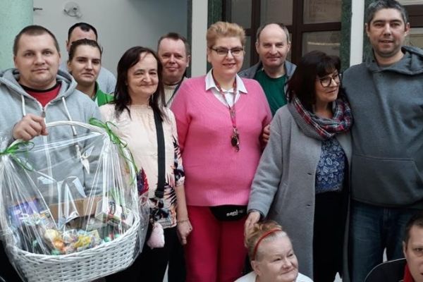 Mieszkańcy na holu domu z Panią Wójt.