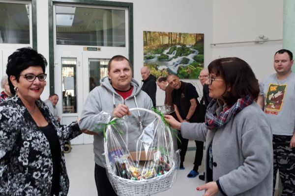 Mieszkańcy na holu domu z Panią Wójt.