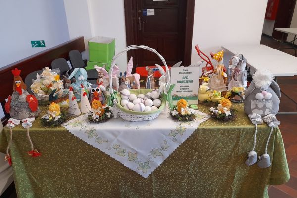 Prace mieszkańców wykonane na terapii zajęciowej na wystawie w Starostwie Powiatowym w Słupsku.