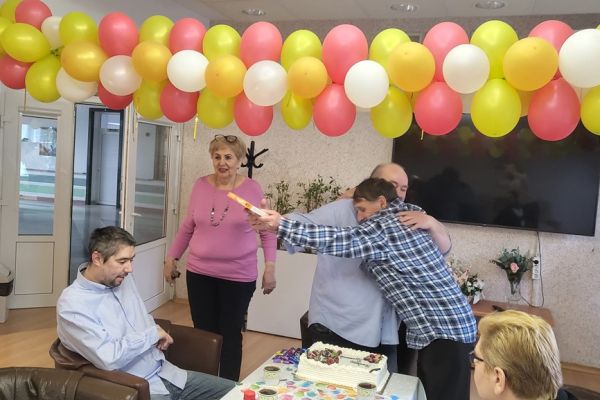 Mieszkaniec składa życzenia jubilatowi.