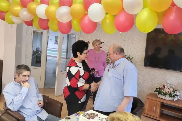 Pani Dyrektor składa życzenia jubilatowi.