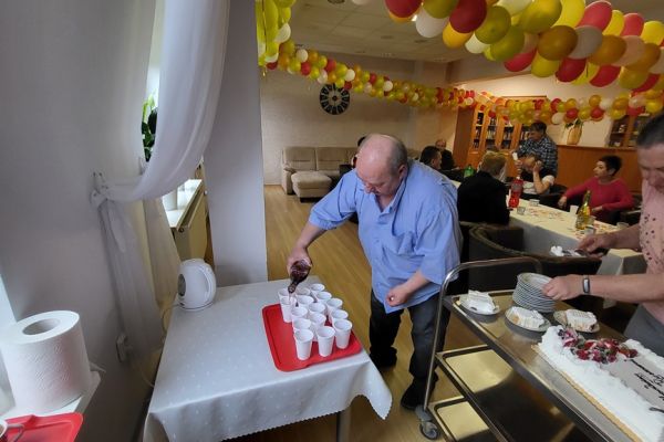 Jubilat nalewa picolo do kubeczków.