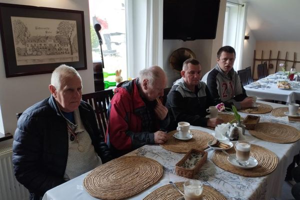 Czworo mieszkańców w restauracji.