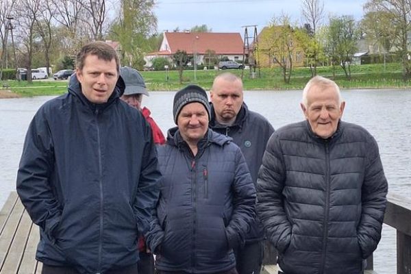 Pięcioro mieszkańców nad jeziorkiem na pomoście.