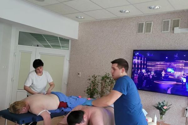 Mieszkańcy korzystają z masażu pleców.