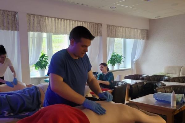 Mieszkaniec korzysta z masażu pleców.