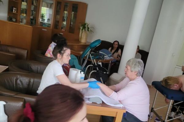 Mieszkanka korzysta z masażu dłoni.