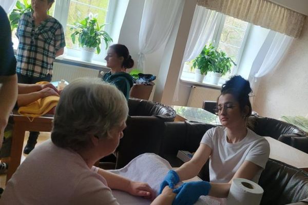 Mieszkanka korzysta z masażu dłoni