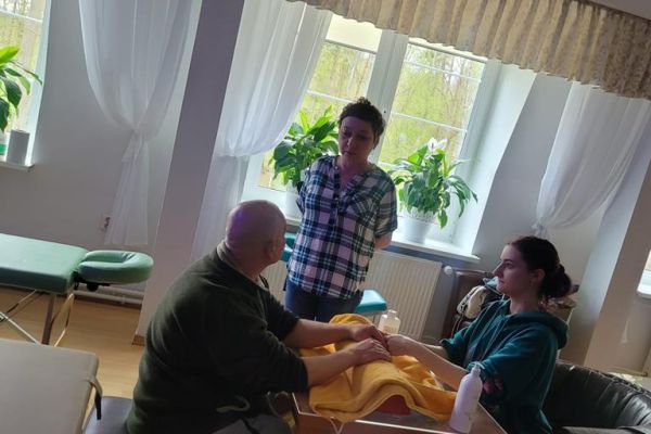 Mieszkaniec korzysta z masażu dłoni