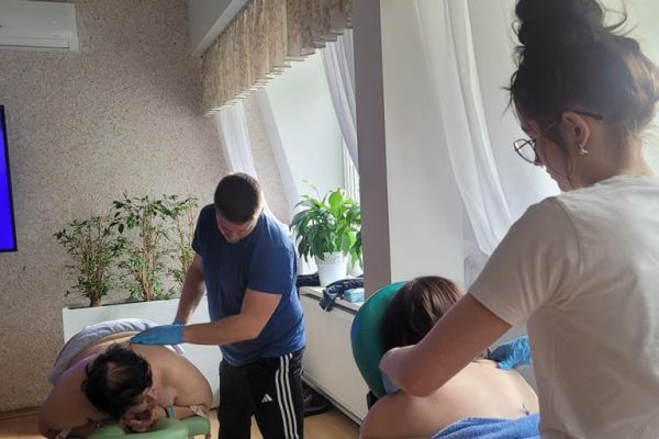 Mieszkańcy korzystają z masażu pleców.