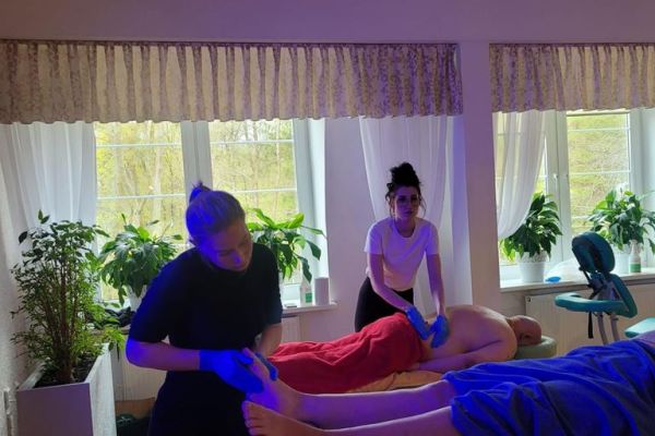 Mieszkańcy korzystają z masażu pleców.