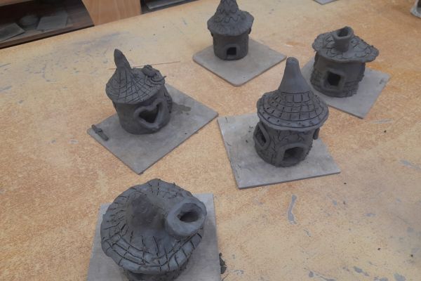 Pięć domków ulepionych z gliny.