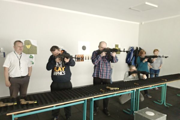 Troje mieszkańców strzela z broni inni się przypratują.