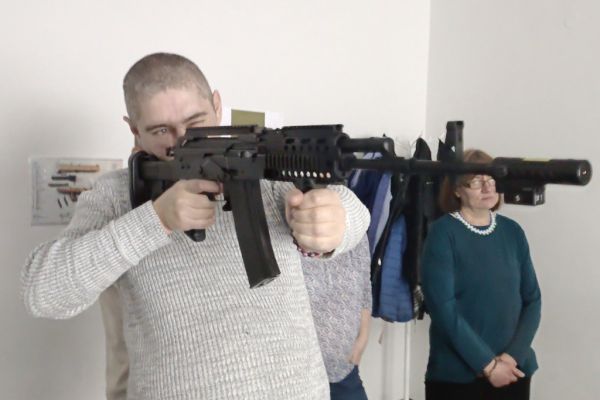 Mieszklaniec strzela.