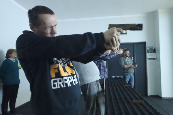 Mieszklaniec strzela.