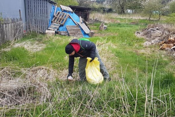 Mieszkaniec sprząta miejscowość.