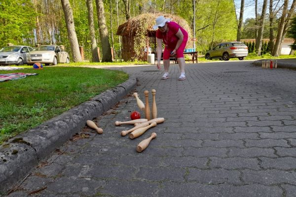Mieszkanka gra w kręgle na świeżym powietrzu.