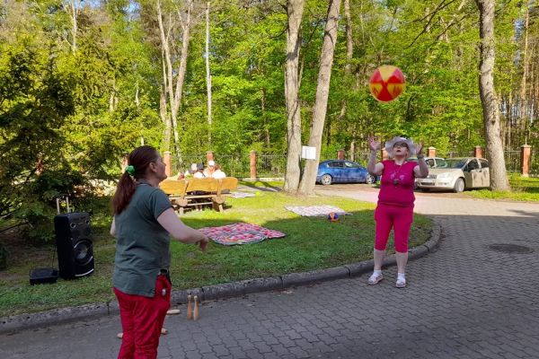Mieszkanki graja w piłkę na świeżym powietrzu.