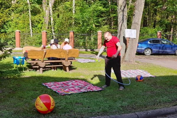 Mieszkaniec kręci hulaj hop na świeżym powietrzu.