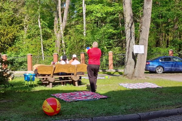 mieszkaniec odbija piłkę rękoma.