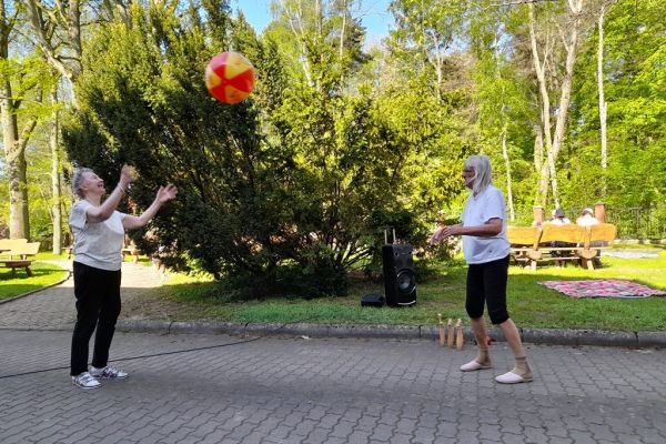 Mieszkanki graja w piłkę na świeżym powietrzu.