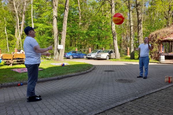 Mieszkańcy graja w piłkę plażową na świeżym powietrzu.