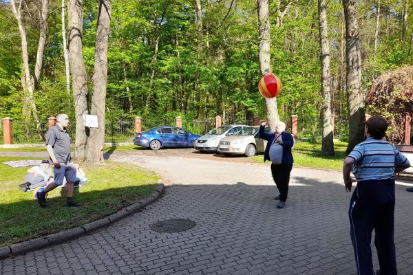 Mieszkańcy graja w piłkę plażową na świeżym powietrzu.