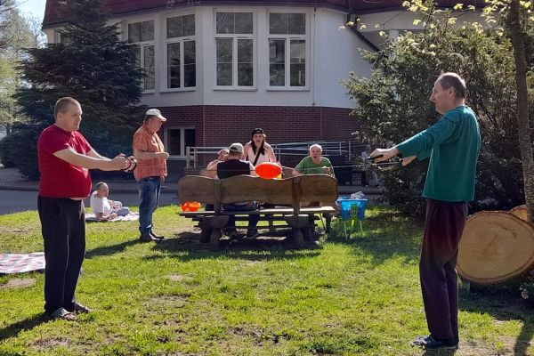 Mieszkańcy grają w gry na świeżym powietrzu.