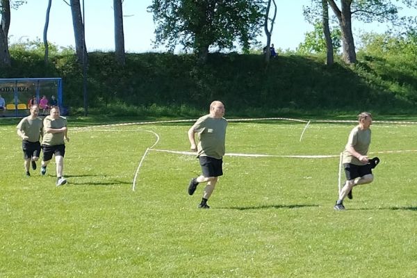 Czworo mieszkańców biegnie.