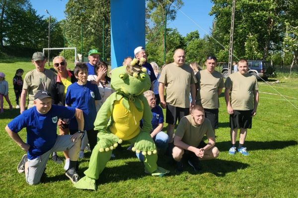 Grupowe zdjęcie naszych zawodników z zawodnikami z ŚDS z Motarzyna.