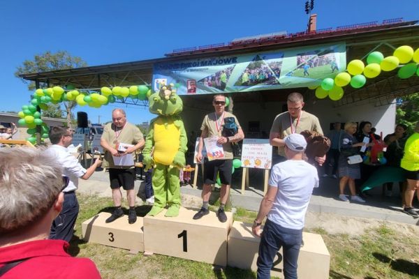 Troje mieszkańców i żabka Lubuś na podium.
