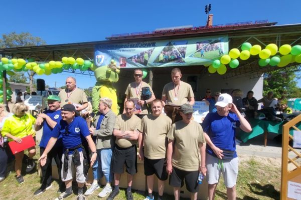 Grupowe zdjęcie naszych zawodników z zawodnikami z ŚDS z Motarzyna na podium..