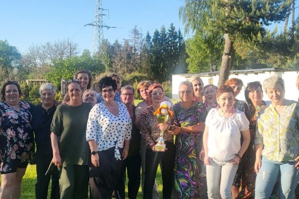 Grupowe zdjęcie pracowników DPS w Lubuczewie wraz z Dyrekror domu.