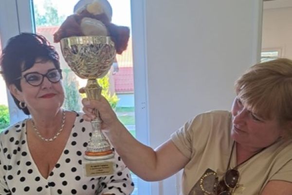 Pani Dyrektor Domu i pracownica trzymająca puchar.