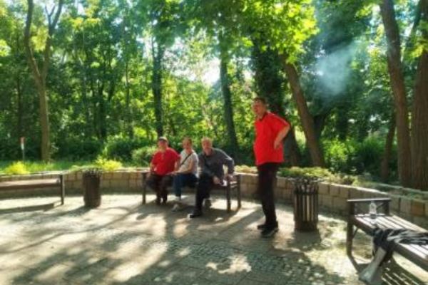 Grupka mieszkańców spaceruje alejami miasta Tczewa.